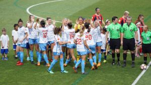 Jugadoras de fútbol femenino y árbitros alineados en el césped antes del partido, la mejor manera limpiar almacenar equipos pesca hielo