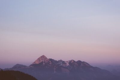 Montañas nevadas al amanecer que evocan los mejores lugares pesca hielo temporada.
