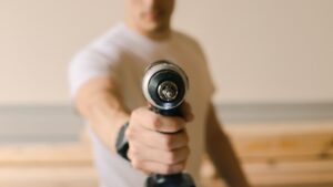 Taladro portátil sostenido al frente por una persona, ejemplo de mejores herramientas ajuste pesca mosca agua salada