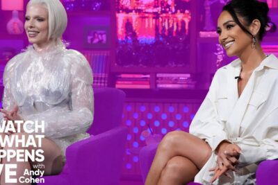 Dos invitadas sonrientes en sillas moradas en un set televisivo con iluminación púrpura, mostrando looks elegantes y modernos de inspiración mitchell fox