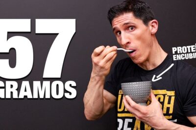 Hombre comiendo de un tazón con gran texto 57 gramos y señalización de proteína oP INDB2beQ