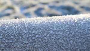 Primer plano de escarcha y cristales de hielo que evocan el origen pesca hielo testimonios antiguos.