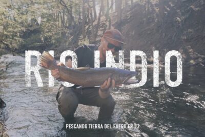 Pescador arrodillado sostiene un pez grande en el río durante una jornada de pesca p9F rnRGQx4