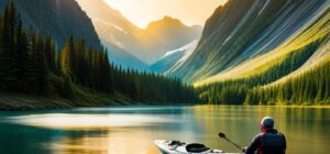 Persona remando en un kayak en un lago de montaña al amanecer, inspiración para prevenir desgaste partes metalicas kayak pesca.