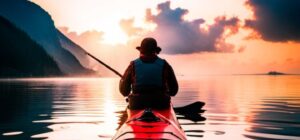 Remero en kayak pescando al atardecer sobre aguas tranquilas que protege accesorios pesca kayak humedad con prácticas de almacenamiento