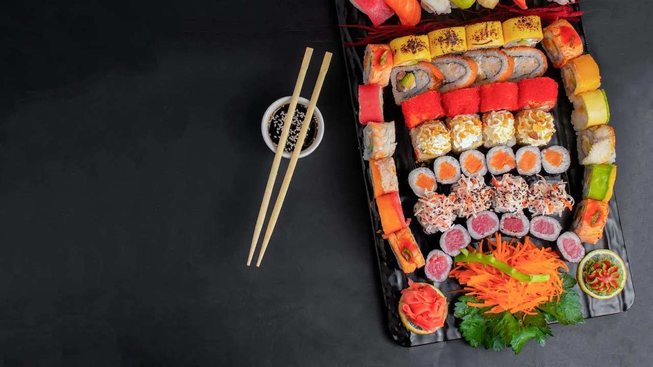 Un plato de sushi colorido y fresco con diferentes tipos de pescado sobre una cama de hielo en un mostrador de sushi 