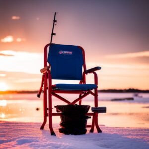 Sillas pesca hielo elegir: silla plegable roja con asiento azul, caña y cubeta sobre hielo al atardecer.