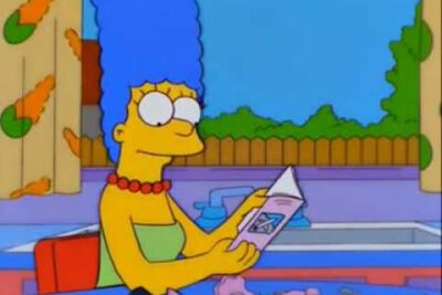 Marge Simpson leyendo un folleto en la mesa de la cocina vNsU7RVC8E 3