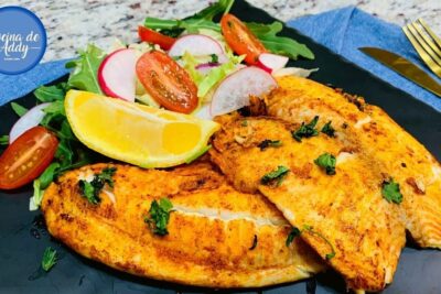 Filetes de pescado dorados con limón y ensalada fresca xPan JyYxx8