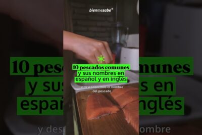 Mano sazonando filetes de salmón sobre tabla de cortar con texto sobre 10 pescados comunes yKj8 t aZic