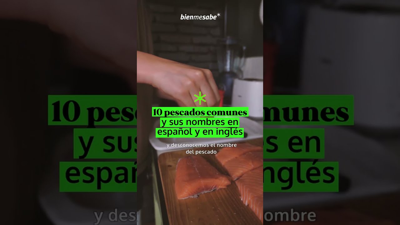 Mano sazonando filetes de salmón sobre tabla de cortar con texto sobre 10 pescados comunes yKj8 t aZic