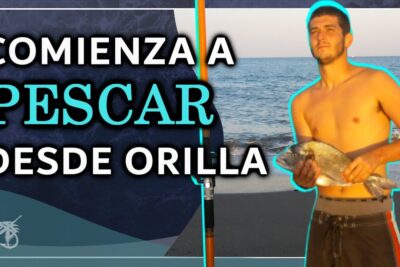 Hombre joven en la playa sosteniendo un pez junto a una caña de pescar con texto promocional ygilXRVlsXc.