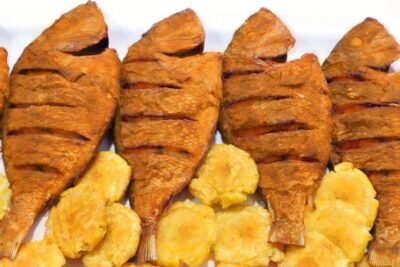Pescados fritos enteros crujientes con tostones de plátano yh08VEB5SWw